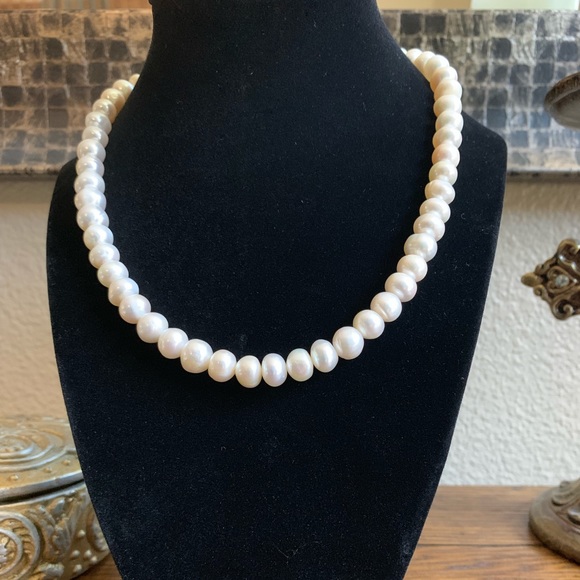 Jewelry - NWOT hand-strung baroque pearl necklace